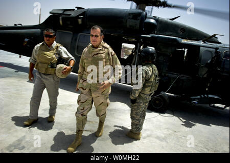 Navy Adm. Mike Mullen, presidente del Comune di capi di Stato Maggiore arriva a Camp Nathan Smith a Kandahar, Afghanistan il 26 luglio 2010. Mullen è in visita in Afghanistan nel mezzo di una decina di giorno, viaggio intorno al mondo per soddisfare con le controparti e soldati impegnati nella guerra al terrorismo. UPI/Ciad J. McNeeley/STATI UNITI Navy Foto Stock