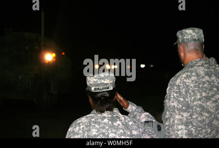 Brig. Gen. Nick Tooliatos (R) e Col. Gwendolyn Bingham, del primo teatro Supporto comando, soldati salutano dal 4 Stryker Brigade Combat Team, seconda divisione di fanteria come loro convoglio in Kuwait nelle prime ore del mattino del 19 agosto 2010. Il 4/2 convogliato i propri veicoli fuori dall'Iraq dopo un anno-lungo tour vi, portando a livelli di truppe nel paese più vicino al contrassegno di 50.000. UPI/Natalie Cole/STATI UNITI Esercito Foto Stock