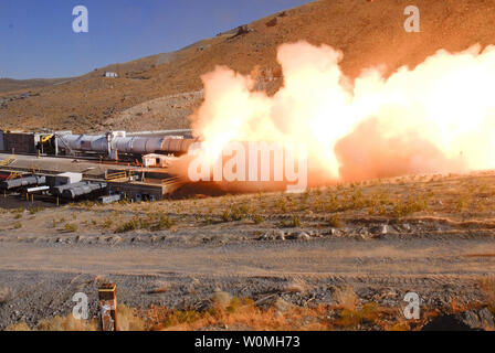 Questa immagine della NASA prese il 31 agosto 2010 mostra il motore di sviluppo-2, o DM-2, incendiare durante una prova statica che è stata condotta da ATK sistemi aerospaziali nel promontorio, Utah. DM-2, il più grande e più solido potente motore di razzo progettato per il volo è gestito dalla Ares Progetti Ufficio presso NASA Marshall Space Flight Center di Huntsville, Alabama. UPI/NASA Foto Stock