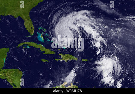 Questo satellite NOAA immagine mostra uragano Earl, ora una categoria 3 uragano, come si sposta a nord-ovest vicino a 16 mph, con venti vicino a 125 MPH, verso la costa orientale degli Stati Uniti il 1 settembre 2010. UPI/NOAA Foto Stock
