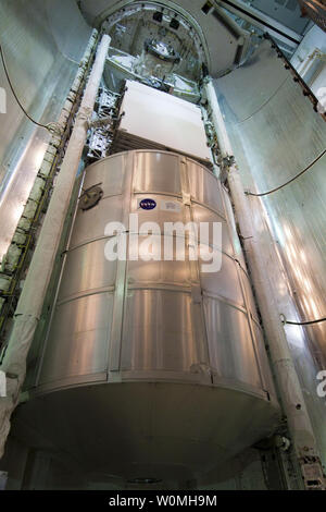 Questa immagine della NASA rilasciato il 16 ottobre 2010 mostra permanente del modulo multifunzione interno della navetta spaziale Discovery della baia di payload sulla rampa di lancio 39A in corrispondenza di NASA Kennedy Space Center in Florida. La NASA sta facendo i preparativi finali per il lancio di scoperta sulla missione STS-133, missione di servizio per installare il modulo sulla Stazione spaziale internazionale. Questa è la seconda per ultimo volo per la navetta programma. UPI/Jack Pfaller/NASA Foto Stock