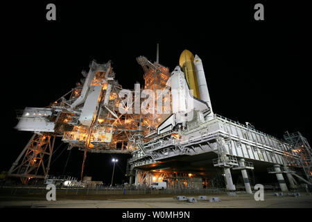 Questa immagine della NASA rilasciato il 7 ottobre 2010 illustra lo Space Shuttle Discovery in quanto si trova sulla rampa di lancio 39A in corrispondenza di NASA Kennedy Space Center in Florida. La NASA sta facendo i preparativi finali per il lancio di scoperta sulla missione STS-133, missione di servizio per installare il modulo sulla Stazione spaziale internazionale. Questa è la seconda per ultimo volo per la navetta programma. UPI/Amanda Diller/NASA Foto Stock