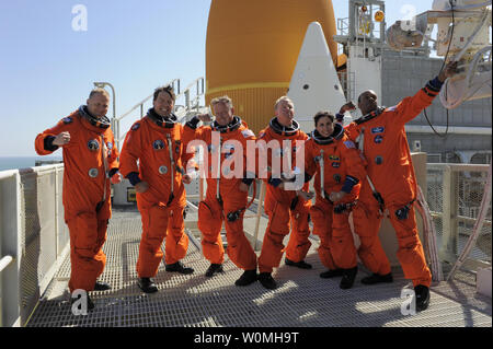 Questa immagine della NASA pubblicato il 15 ottobre 2010 illustra l'equipaggio della missione STS-133 che prendono un ritratto di gruppo durante una pausa da un lancio simulato conto alla rovescia su 195 piedi di livello di Launch Pad 39A, alla NASA Kennedy Space Center in Florida. Da sinistra sono, pilota Eric Boe, lo specialista di missione Michael Barratt, Comandante Steve Lindsey, e gli specialisti di missione Tim Kopra, Nicole Stott, e Alvin Drew. La NASA sta facendo i preparativi finali per il lancio di una navetta spaziale Discovery su una missione di servizio per la Stazione Spaziale Internazionale il 1 novembre 2010. Questa è la seconda per ultimo volo in navetta spaziale p Foto Stock