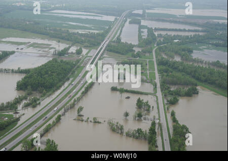 Alta acque alluvionali span da Cairo, Illinois di Bird's punto, Missouri, per circa trenta miglia, il 26 aprile 2011. Sistemi di argine a Memphis sono state tenendo premuto dopo la U.S. Esercito di ingegneri eiettato fori in argini a Il Cairo, Ill., risparmiando residenti lì mentre le inondazioni 130.000 acri di terreni agricoli primaria nel Missouri. UPI/U. S. Coast Guard/Petty Officer di terza classe Casey J. Ranel Foto Stock