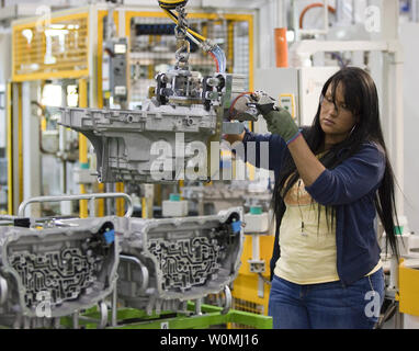 General Motors dipendente Coianne Avant funziona sulla linea di assemblaggio a Toledo impianto di trasmissione dove GM ha annunciato un $ 2 miliardi di euro gli investimenti nel gruppo degli Stati Uniti e di piante del componente, creare o conservare più di 4 mila posti di lavoro in 17 strutture in tutto il paese, il 10 maggio 2011 a Toledo, Ohio. La trasmissione di Toledo impianto riceverà un $204 milioni di investimenti per mantenere circa 250 posti di lavoro per un nuovo a 8 velocità di trasmissione automatica che permetterà di migliorare il consumo di carburante e le prestazioni. UPI/John F. Martin/General Motors Foto Stock