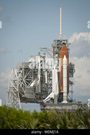 Lo Space Shuttle Endeavour è visto sulla rampa di lancio 39a dopo il ripristino del servizio di rotazione struttura (RSS), Domenica, 15 maggio 2011, presso il Kennedy Space Center di Cape Canaveral, in Florida. Durante la missione Endeavor e STS-134 equipaggio consegnerà il Alpha Magnetic Spectrometer (AMS) e pezzi di ricambio inclusi due S-band le antenne di comunicazione, un gas ad alta pressione serbatoio e ulteriori parti di ricambio per Dextre. Lancio è mirato per lunedì, 16 maggio a 8:56 a.m. EDT. UPI/NASA/Bill Ingalls Foto Stock