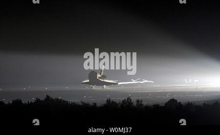 Lo Space Shuttle Endeavour (STS-134) fa il suo sbarco finale presso lo Shuttle Landing Facility (SLF) presso il Kennedy Space Center, Mercoledì, Giugno 1, 2011, in Cape Canaveral, Fla. adoperano, completando un 16-giorno missione a corredo della stazione spaziale internazionale. Adoperano trascorso 299 giorni nello spazio e viaggiato più di 122,8 milioni di miglia durante la sua 25 voli. Essa ha lanciato sulla sua prima missione il 7 maggio 1992.. UPI/Bill Ingalls/NASA Foto Stock