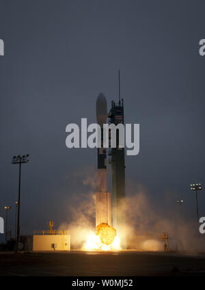 Un razzo Delta II lancia con il Aquarius/SAC-D navicella spaziale payload da Space Launch Complex 2 in corrispondenza di Vandenberg Air Force Base in California il Venerdì, 10 giugno 2011. Il comune di Stati Uniti/argentini Aquarius/SatŽlite de Aplicaciones ciente'ficas (SAC)-D missione, impostato per il lancio di Giugno 10, mappa la salinità in superficie oceanica, informazioni critiche per migliorare la nostra comprensione dei due componenti principali del clima della Terra sistema: il ciclo dell'acqua e della circolazione oceanica. UPI/NASA/Bill Ingalls Foto Stock