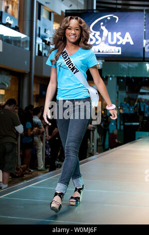 Miss Kentucky USA 2011, Kia Ben-et Hampton, passeggiate in pista la pioggia cosmetici Sfilata di moda al Fashion Show Mall di Las Vegas, Nevada, il 12 giugno 2011. Il 2011 MISS USA Pageant andrà in onda in diretta su NBC il 19 giugno da a Las Vegas. UPI/Darren Decker/Miss Universo organizzazione Foto Stock