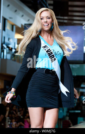 Perdetevi Nevada USA 2011, Sarah Chapman, passeggiate in pista la pioggia cosmetici Sfilata di moda al Fashion Show Mall di Las Vegas, Nevada, il 12 giugno 2011. Il 2011 MISS USA Pageant andrà in onda in diretta su NBC il 19 giugno da a Las Vegas. UPI/Darren Decker/Miss Universo organizzazione Foto Stock