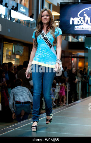 Miss Oklahoma USA 2011, Kaitlyn Smith, passeggiate in pista la pioggia cosmetici Sfilata di moda al Fashion Show Mall di Las Vegas, Nevada, il 12 giugno 2011. Il 2011 MISS USA Pageant andrà in onda in diretta su NBC il 19 giugno da a Las Vegas. UPI/Darren Decker/Miss Universo organizzazione Foto Stock