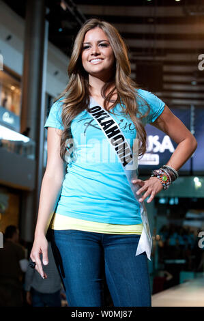 Miss Oklahoma USA 2011, Kaitlyn Smith, passeggiate in pista la pioggia cosmetici Sfilata di moda al Fashion Show Mall di Las Vegas, Nevada, il 12 giugno 2011. Il 2011 MISS USA Pageant andrà in onda in diretta su NBC il 19 giugno da a Las Vegas. UPI/Darren Decker/Miss Universo organizzazione Foto Stock