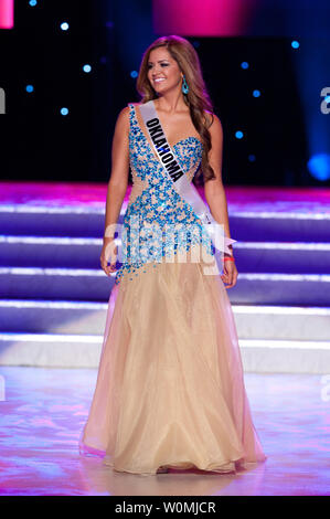 Miss Oklahoma USA 2011, Kaitlyn Smith di Norman, compete nella sua scelta abito da sera durante il 2011 Miss USA presentazione mostra su Mercoledì, 15 giugno dal Planet Hollywood Resort and Casino Theater per le Arti dello spettacolo a Las Vegas, Nevada. UPI/Darren Decker/Miss Universo organizzazione Foto Stock