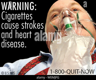 Questa immagine della FDA rilasciato il 21 giugno 2011 mostra una delle nuove proposte di sigarette etichette di avvertimento. Inizio settembre 2012, la FDA richiede maggiore, più prominente di sigarette avvertenze per la salute su tutte le confezioni di sigarette e annunci pubblicitari negli Stati Uniti. Queste avvertenze contrassegnare il primo cambiamento di avvertenze di sigaretta in più di venticinque anni e sono un avanzamento significativo nella comunicazione dei pericoli del fumo. UPI/FDA Foto Stock