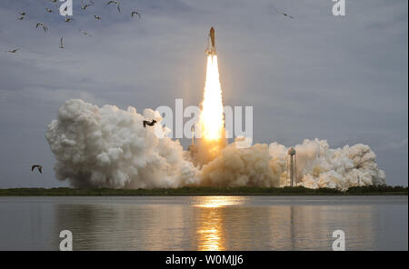 Lo Space Shuttle Atlantis è visto come si lancia dal tampone 39A venerdì 8 luglio 2011, alla NASA Kennedy Space Center di Cape Canaveral, in Florida, il lancio di Atlantis STS-135, è il volo finale del programma navetta, un 12-giorno missione alla stazione spaziale internazionale. UPI//Bill Ingalls/NASA. Foto Stock