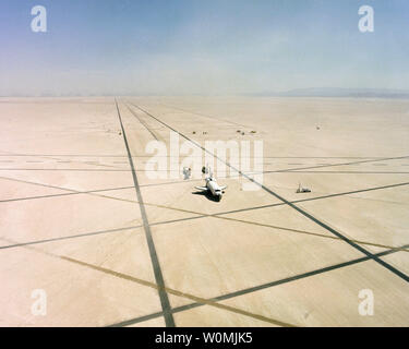 Space Shuttle Columbia terre alla Edwards Air Force Base in California per completare il primo space shuttle mission, STS-1, il 14 aprile 1981. UPI/NASA Foto Stock