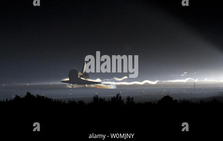 STS-135 Space Shuttle Atlantis tocca verso il basso in corrispondenza della NASA Kennedy Space Center Shuttle Landing Facility completando il suo 13-giorno di missione per la Stazione spaziale internazionale e il volo finale del programma Space Shuttle, inizio Giovedì mattina, 21 luglio 2011, a Cape Canaveral, in Florida. In generale, Atlantis trascorso 307 giorni nello spazio e viaggiato quasi 126 milioni di miglia durante la sua 33 voli. Atlantis, il quarto orbiter costruito, lanciato sulla sua prima missione il 3 ottobre 1985. UPI/NASA/Bill Ingalls Foto Stock