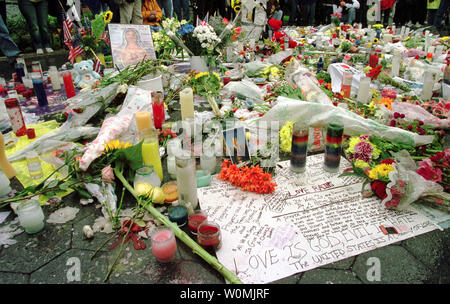 Candele, fiori, le immagini e le note sono parte del santuario di Union Square a Manhattan, New York, che rende omaggio alle vittime del World Trade Center di attacco terroristico, su una giornata nazionale di preghiera il 14 settembre 2001. Settembre 11, 2011 segna il decimo anniversario degli attacchi terroristici al World Trade Center e il Pentagono e il crash di volo 93 in Shanksville, Pennsylvania. UPI/Monika Graff Foto Stock