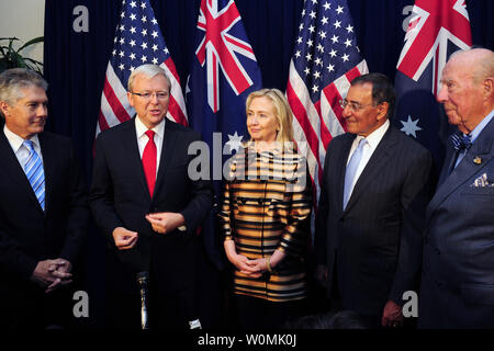 Il Segretario della Difesa Leon Panetta e il Segretario di Stato Hillary Clinton assistere ad una cerimonia in cui Australian Ministro degli Esteri Kevin Rudd, la seconda da sinistra e il ministro australiano della difesa Stephen Smith, estrema sinistra, premiato ex U.S. Il segretario di Stato George P. Shultz, estrema destra, il membro onorario dell'Ordine di Australia in San Francisco, Califonia il 14 settembre 2011. Segretario Panetta e Segretario Clinton sono riuniti con controparti australiano a San Francisco questa settimana per discutere i settori di reciproco interesse e per celebrare il sessantesimo anniversario del Trattato ANZUS, firmato a 1 Foto Stock