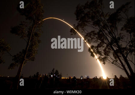 Un razzo Delta II lancia con la NPOESS progetto preparatorio (NPP) payload di veicolo spaziale da Space Launch Complex 2 in corrispondenza di Vandenberg Air Force Base in California. Venerdì, Ottobre 28, 2011. NPP è il primo satellite della NASA la missione di affrontare la sfida di acquisire una vasta gamma di terreni, oceano e misurazioni atmosferiche per la scienza del sistema Terra mentre simultaneamente si accinge ad affrontare le esigenze operative per le previsioni meteorologiche. UPI/Bill Ingalls/NASA Foto Stock