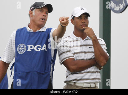 Tiger Woods' ex caddie Steve Williams (L), visto con boschi al campionato di PGA su agosto 13, 2010, riferito di cui ai boschi in un razziale modo riduttivo un durante il compartimento annuale Premi la cena a Shanghai il 5 novembre 2011. Secondo le relazioni, quando ha chiesto circa la sua over-the-top celebrazione oltre il suo nuovo capo Adam Scott la vittoria al WGC-Bridgestone Invitational in agosto ha detto Williams 'My obiettivo era quello di shove it fino che il nero a -------.' UPI/Brian Kersey/file Foto Stock