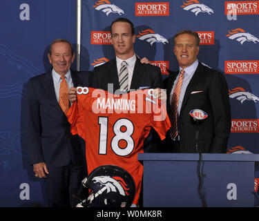 Denver Broncos proprietario Pat Bowlen (L) e Executive Vice Presidente John Elway (R) pongono con Peyton Manning e il suo new jersey nel corso di una conferenza stampa di presentazione dell equipaggio ai media presso la colomba Valley facility in Englewood, Colorado Il 20 marzo 2012. UPI/Eric Lars Bakke/Denver Broncos Foto Stock