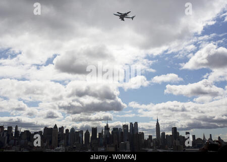 Lo Space Shuttle Enterprise, montata in cima ad un NASA 747 vettore navetta di aeromobili (SCA), è visto come si vola sopra il fiume Hudson, Aprile 27, 2012 a New York. Enterprise è stata la prima navetta orbiter costruito per la NASA effettuare prove di voli in atmosfera ed era incapace di volo spaziale. Originariamente ospitato presso lo Smithsonian's Steven F. Udvar-Hazy Center, Enterprise sarà demated da SCA e posto su una chiatta che eventualmente potrà essere spostata da un rimorchiatore a traino fino al Fiume Hudson alla Intrepid Sea, Air & Space Museum in giugno. UPI/NASA/Matt siepi Foto Stock