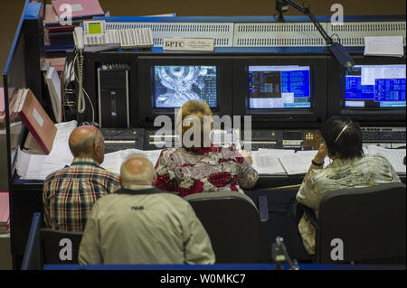 Russo i controllori di volo presso la Missione russa presso il centro di controllo in Korolev, Russia monitorare la Soyuz TMA-04M come bacini per la Stazione Spaziale Internazionale il 17 maggio 2012. A bordo della navicella spaziale Soyuz sono Expedition 31 comandante Soyuz Gennady Padalka, ingegnere di volo Sergei Revin, e la NASA tecnico di volo Joe Acaba. L'equipaggio di tre lanciato a 9:01 a.m. Il Kazakistan volta Martedì, 15 maggio dal cosmodromo di Baikonur in Kazakistan. UPI//Bill Ingalls/NASA Foto Stock