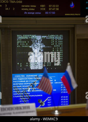 Uno schermo televisivo come si vede dal balcone della Missione russa presso il centro di controllo in Korolev, Russia mostra la Soyuz TMA-04M come bacini per la Stazione Spaziale Internazionale il 17 maggio 2012. A bordo della navicella spaziale Soyuz sono Expedition 31 comandante Soyuz Gennady Padalka, ingegnere di volo Sergei Revin, e la NASA tecnico di volo Joe Acaba. L'equipaggio di tre lanciato a 9:01 a.m. Tempo di Kazakistan il 15 maggio dal cosmodromo di Baikonur in Kazakistan. UPI//Bill Ingalls/NASA Foto Stock