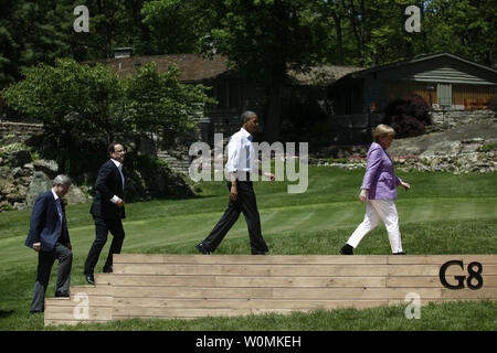 (L-R) il Primo Ministro canadese Stephen Harper, Presidente francese Francois Hollande, U.S. Il presidente Barack Obama e il Cancelliere tedesco Angela Merkel arriva per una foto di gruppo durante il 2012 G8 Summit a Camp David Maggio 19, 2012 a Camp David, Maryland. Leader di otto dei mondi più grandi economie incontrare durante il weekend in uno sforzo per mantenere l'Europeo di persistente crisi del debito da filatura fuori controllo. UPI/Luca Sharrett/New York Times-Pool Foto Stock