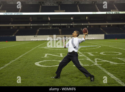 Il presidente Barack Obama lancia un calcio sul campo a Soldier Field a seguito della NATO la cena di lavoro a Chicago, Illinois, 20 maggio 2012. UPI/Pete Souza/White House foto Foto Stock