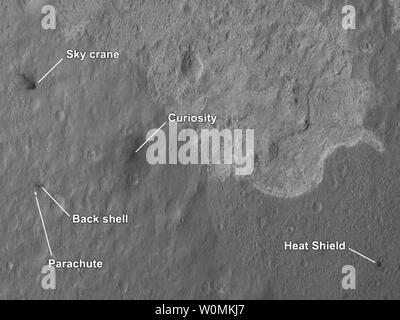 Questa immagine della NASA adottate il 6 agosto 2012 mostra i quattro principali pezzi di hardware che su Marte è arrivato con la NASA la curiosità rover come fotografato da NASA Mars Reconnaissance Orbiter (MRO). Curiosità, che è felicemente atterrata sulla superficie marziana il 6 agosto 2012, la NASA è il più recente rover marziano equipaggiate con una serie di sensori, telecamere e una a bordo del laboratorio di chimica. UPI/NASA/JPL-Caltech/Malin Space Science Systems Foto Stock