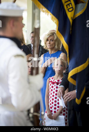 Carol Armstrong, moglie di Neil Armstrong, e Piper Van Wagenen, uno dei dieci nipoti, sono visti durante un memoriale di servizio che celebra la vita di Neil Armstrong, 31 agosto 2012, a Camargo Club di Cincinnati, Ohio. Armstrong, il primo uomo a camminare sulla luna durante il 1969 missione Apollo 11, morto sabato, agosto 25. Egli è stato 82. UPI/Bill Ingalls/NASA Foto Stock