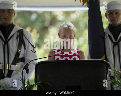 Piper Van Wagenen, uno di Neil Armstrong 10 nipoti, parla durante un memoriale di servizio che celebra la vita di suo nonno, 31 agosto 2012, a Camargo Club di Cincinnati, Ohio. Armstrong, il primo uomo a camminare sulla luna durante il 1969 missione Apollo 11, morto sabato, agosto 25. Egli è stato 82. UPI/Bill Ingalls/NASA Foto Stock