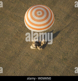 Il Soyuz TMA-04M veicolo spaziale è visto come si atterra con spedizione 32 comandante Gennady Padalka della Russia, la NASA tecnico di volo Joe Acaba e Russo tecnico di volo Sergie Revin in una remota area vicino alla città di Arkalyk, Kazakistan, il 17 settembre 2012. Padalka, Acaba e Revin restituito da cinque mesi a bordo della Stazione spaziale internazionale dove sono serviti come membri della spedizione 31 e 32 equipaggi. UPI/Carla Cioffi/NASA Foto Stock