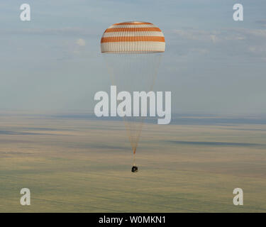 Il Soyuz TMA-04M veicolo spaziale è visto come si atterra con spedizione 32 comandante Gennady Padalka della Russia, la NASA tecnico di volo Joe Acaba e Russo tecnico di volo Sergie Revin in una remota area vicino alla città di Arkalyk, Kazakistan, il 17 settembre 2012. Padalka, Acaba e Revin restituito da cinque mesi a bordo della Stazione spaziale internazionale dove sono serviti come membri della spedizione 31 e 32 equipaggi. UPI/Carla Cioffi/NASA Foto Stock