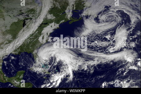 Questo satellite NOAA immagine rilasciata il 26 ottobre 2012 illustra uragano di sabbia si sposta verso nord al largo delle coste della Florida. Sandy è previsto per ruotare verso il nord-est di sabato, seguita da un giro per il nord-ovest all'inizio della prossima settimana, con impatti diretti previsti per la Mid-Atlantic o Nordest U.S. UPI/NOAA Foto Stock