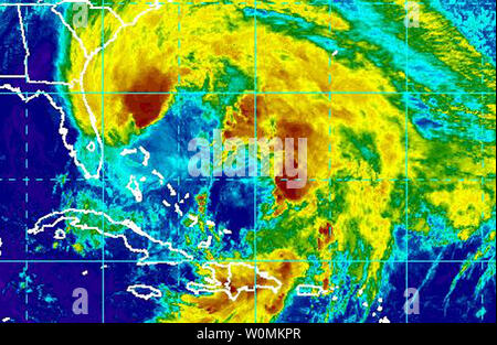 Questo satellite NOAA immagine rilasciata il 26 ottobre 2012 illustra uragano di sabbia si sposta verso nord al largo delle coste della Florida. Sandy è previsto per ruotare verso il nord-est di sabato, seguita da un giro per il nord-ovest all'inizio della prossima settimana, con impatti diretti previsti per la Mid-Atlantic o Nordest U.S. UPI/NOAA Foto Stock