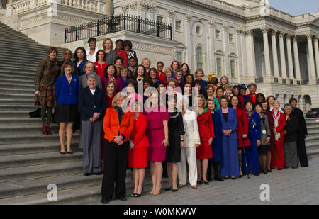 Una foto ufficiale distribuita dalla U.S. Casa leader della minoranza Nancy Pelosi era assente quattro dei 61 congresswomen così i quattro sono stati aggiunti al ritratto ufficiale con Pelosi, il 3 gennaio 2013, è stato scoperto il 4 gennaio 2013 a Washington, DC. Le quattro donne aggiunto può essere visto nella parte superiore della foto. Casa bianca News fotografi il Presidente dell Associazione Ron Sachs detto questa manipolazione ora porta 'in discussione l'integrità di foto rilasciato dal nostro governo". UPI Foto Stock