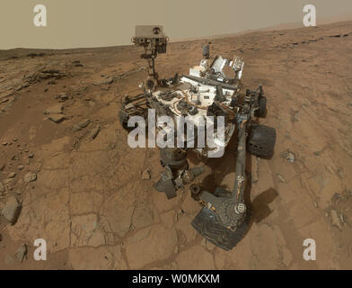 Questa immagine della NASA adottate il 3 febbraio 2013 mostra un autoritratto di NASA Mars rover curiosità creati da una combinazione di decine di esposizioni presi da rover del Marte della lente mano Imager (MACLI), sulla superficie di Marte, febbraio 20, 2013. UPI/NASA Foto Stock