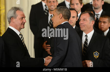 Stati Uniti Il presidente Barack Obama scuote le mani con Los Angeles Kings head coach Darryl Sutter (L) e la galassia della LA GM e head coach Bruce Arena (R) durante una Sala Est cerimonia in onore di giocatori e allenatori dalla Major League Soccer (MLS) champions la galassia e il Los Angeles National Hockey League (NHL) champions Los Angeles Kings alla Casa Bianca di Washington, DC, Marzo 26, 2013. UPI/Pat Benic Foto Stock