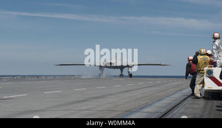 Un X-47B Unmanned Combat Air System (UCAS) demonstrator lancia Martedì, 14 maggio 2013 dal ponte di volo della portaerei USS George H.W. Bussola (CVN 77). George H.W. Bush è il primo vettore aereo a catapulta con successo il lancio di un velivolo senza equipaggio dal suo ponte di volo. UPI/Timothy Walter/US Navy Foto Stock