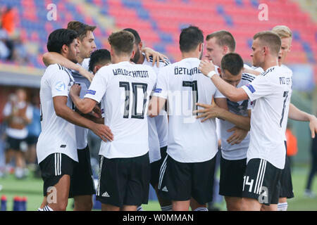 Bologna, Italia. Il 27 giugno, 2019. Soccer, U-21 uomini: Campionato Europeo, Germania - Romania, ultimo round, semi-finale: team tedesco cheers dopo la vittoria. Credito: Cezaro De Luca/dpa/Alamy Live News Foto Stock