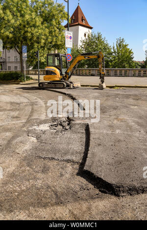 Praga, Repubblica ceca - Luglio 2018: Mini escavatore su una strada nel centro di Praga con la superficie stradale rimosso Foto Stock