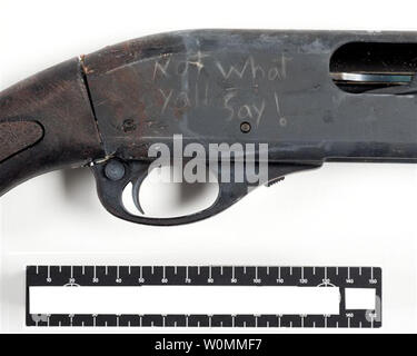 Un FBI rilasciato ancora foto su 25 Settembre 2013 mostra un close-up della Remington 870 fucile utilizzato da Aaron Alexis per uccidere 12 persone prima che egli è stato ucciso dalla polizia a Washington Navy Yard il 16 settembre 2013 a Washington, DC. L'attacco si legge "non che cosa yall dire!". UPI Foto Stock
