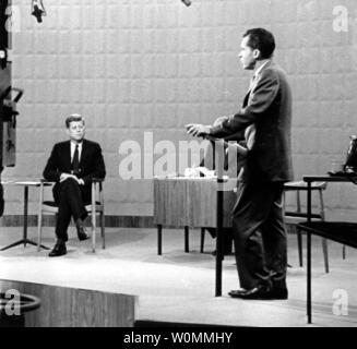 John F. Kennedy e Richard Nixon sono visto qui a Chicago in questo mese di settembre 26, 1960 file foto durante uno dei loro infamous dibattiti televisivi del 1960 campagna presidenziale. Kennedy è andato a vincere le elezioni diventando il trentacinquesimo presidente degli Stati Uniti d'America. Questo venerdì sarà occasione del cinquantesimo anniversario dell'assassinio del presidente Kennedy il 22 novembre 1963. UPI/file Foto Stock