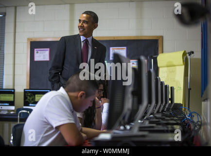 Il Presidente Usa Barack Obama tours un settimo grado classroom che utilizza la tecnologia per migliorare degli studenti esperienze di apprendimento, prima di erogare commento sull'iniziativa collegata al Buck Lodge Middle School di Adelphi, Maryland, il 4 febbraio 2014. Collegato è il Presidente Obama di sua iniziativa per portare tutte le scuole nell'epoca digitale con Internet a banda larga e la tecnologia wireless. UPI/Jim Lo Scalzo Foto Stock