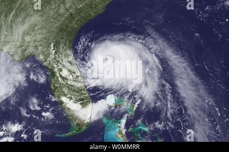 Questo 2 luglio 2, 2014 satellite NOAA immagine mostra la tempesta tropicale Arthur come essa si sposta a nord-nord-est al largo della costa della Florida. Arthur ha il massimo venti sostenuti vicino a 60 mph e si aspetta di rafforzamento nella prossima 48 ore. UPI/NOAA Foto Stock