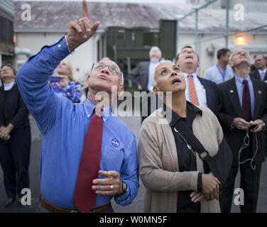 Amministratore della NASA Charles Bolden e sua moglie Jackie Bolden guarda come la United Launch Alliance Delta IV Heavy rocket, con NASAÕs veicolo spaziale Orion montato in cima, solleva da Cape Canaveral Air Force Station's Space Launch Complex 37 in corrispondenza di 7:05 a.m. EST, Venerdì, 5 dicembre 2014, in Florida. La Orion navicella orbiterà terra due volte, raggiungendo una quota di circa 3.600 miglia sopra la terra prima dello sbarco nell'Oceano Pacifico. Nessuno è a bordo di Orion per questa prova di volo, ma il veicolo spaziale è progettato per consentire agli astronauti di viaggio per destinazioni mai visitato da esseri umani, inclu Foto Stock