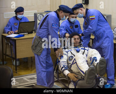 Expedition 44 Tecnico di volo Kjell Lindgren della NASA ha il suo russo Sokol tuta controllato della pressione nella preparazione per il suo lancio a bordo della Soyuz TMA-17M navicella spaziale su Mercoledì, 22 luglio 2015, presso il cosmodromo di Baikonur in Kazakistan. Lancio del razzo Soyuz è prevista per le prime ore di luglio 23 Cosmodromo di tempo e potrà trasportare Lindgren e compagni crewmates, Tecnico di volo Kimiya Yui della Japan Aerospace Exploration Agency (JAXA) e Soyuz Commander Oleg Kononenko di l'agenzia Spaziale Federale Russa Roscosmos (), in orbita per iniziare i loro cinque mesi di missione sullo spazio internazionale St Foto Stock